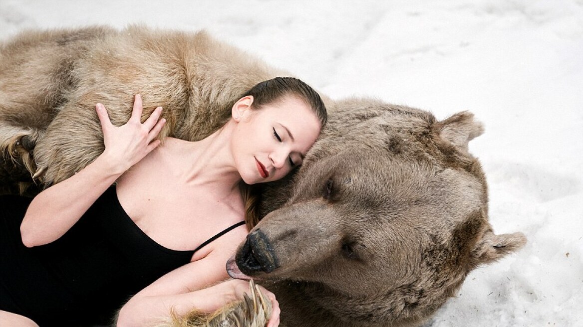 Βίντεο: Ημίγυμνα μοντέλα δεν διστάζουν να αγκαλιάσουν μια... καφέ αρκούδα!